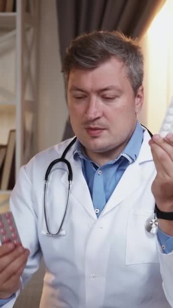 垂直录像 药物咨询 在线医疗建议 一名身穿白色制服的药理学专家在室内的网络会议上谈论平板电脑 — 图库视频影像