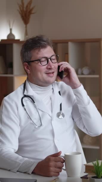 Vertikal Video Läkarsamtal Mobilsamtal Jobbpaus Positiv Sjukhusspecialist Man Njuter Cellkommunikation — Stockvideo
