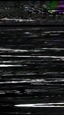 Dikey video. VHS bozulma dokusu. Ekran bozulması. Kaset hasarı. Siyah beyaz gerçek statik gürültü objeleri koyu soyut serbest alan arkaplanı seti.