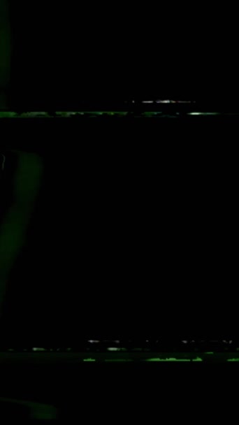 バーティカルビデオ リアル グリッチ アナログノイズ 信号はない ダークブラックオーバーレイ抽象コピースペース背景の古いテレビ赤緑の白い穀物ラインフリッカー動き — ストック動画