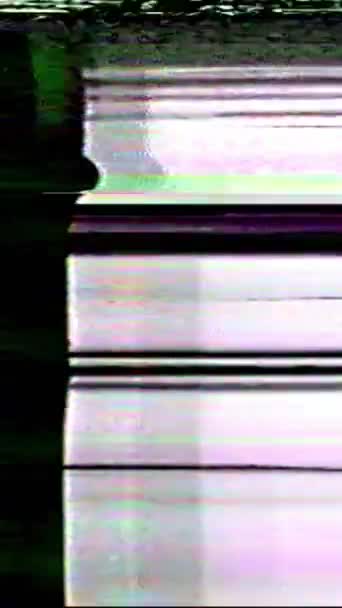 バーティカルビデオ Vhs グリッチ 古いビデオテープ 黒い緑色の紫色の穀物のストライプは白い抽象的な自由なスペースの背景の実質のアナログの騒音のフリッカーの動きをテクスチャします — ストック動画