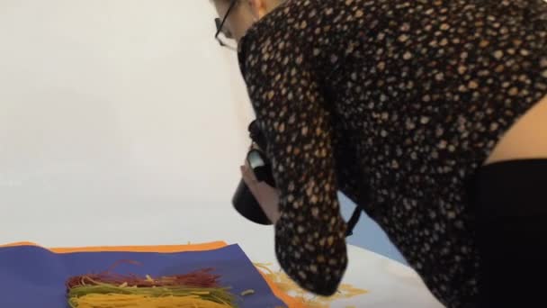 Yemek Fotoğrafçılığı Stüdyo Fotoshoot Yaratıcı Kadın Fotoğrafçı Stilist Takım Çalışması — Stok video