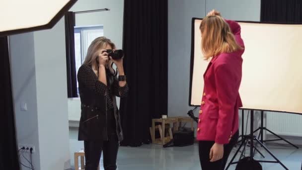 Moda Entre Bastidores Fotografía Ropa Mujer Fotógrafa Usando Equipo Profesional — Vídeos de Stock