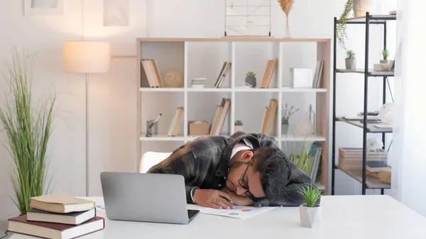 Przepracowanie Biura Termin Zgłoszenia Zmęczenie Pracą Zestresowany Pracownik Śpi Miejscu — Zdjęcie stockowe