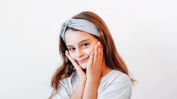 Sonríe Belleza Infantil Alegre Encantado Linda Niña Acariciando Tocando Mejillas — Foto de Stock
