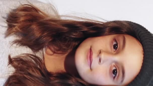 Vertikales Video Kindermode Kinderschönheit Niedliche Entzückende Hipster Kleines Mädchen Modell — Stockvideo