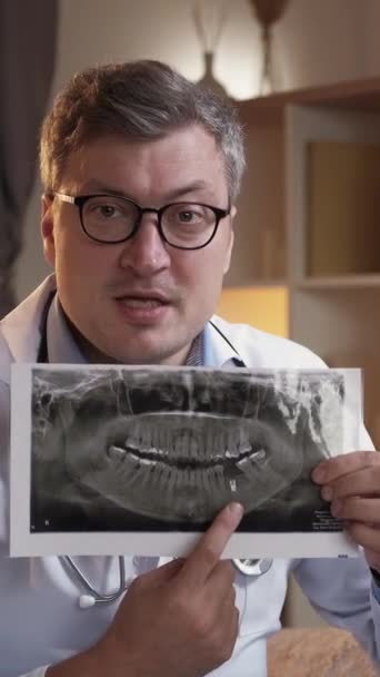 Vertikales Video Zahnimplantation Oralchirurgie Virtueller Termin Kluger Röntgenspezialist Mit Röntgenbild — Stockvideo