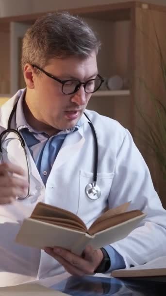 Verticale Video Medisch Leraar Een Dokterslezing Gezondheidszorg Webinar Slimme Hoogleraar — Stockvideo