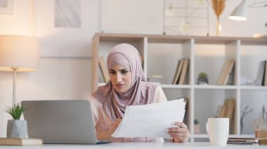 Hesap istatistikleri. İş projesi. Rapor üzerinde çalışan ciddi kadın çalışanlar araştırma analizi belgelerinin incelendiği dizüstü bilgisayarın çalışma yeri..