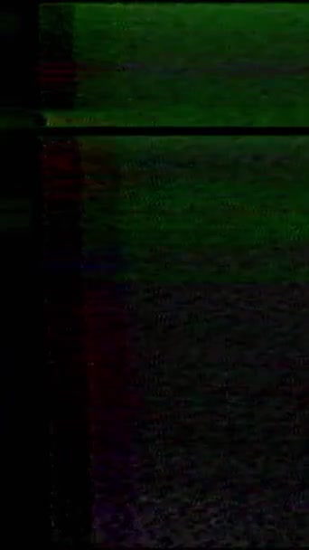 バーティカルビデオ リアル グリッチ アナログノイズ シグナル干渉 古いテレビグリーンブルーカラーフリッカーグレーンアーティファクトダークブラック抽象フリースペース背景 — ストック動画