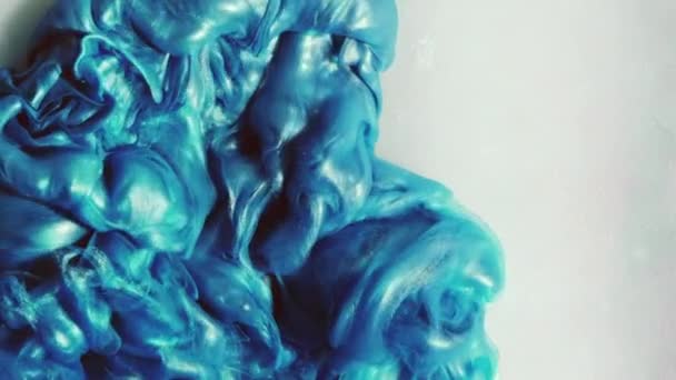 インクウォータースプラッシュ カラースモーク雲 流動的な爆発 明るい抽象的なアートの背景に明らかに広がる青い光沢のあるペンキの光沢のある粒子 — ストック動画