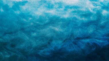 Parıldayan bulut. Mürekkepli su sıçraması. Boya akışı. Fantezi gökyüzü. Mavi renk duman parlak parçacıklar doku dalgası soyut sanat arkaplanı.
