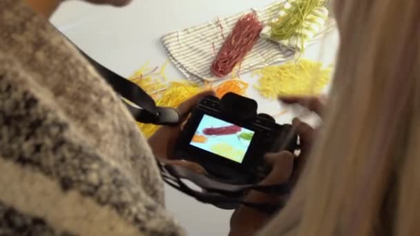Enregistrement Coulisses Processus Photographie Photographes Femmes Méconnaissables Regardant Affichage Appareil — Video