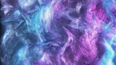 Boya sıçraması. Mürekkep suya düşer. Pembe mor renkli parıltı bulutu yaratıcı soyut sanat arkaplanını ortaya çıkarıyor.