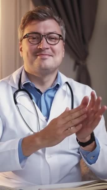 Vertikal Video Stödjande Läkare Behandlingsframgång Hälso Och Sjukvård Firande Glad — Stockvideo