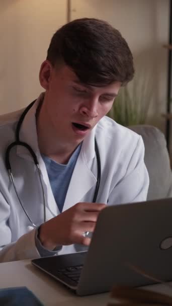 비디오 피곤한 클리닉 일이지 컴퓨터 보고서 병원에서 떨어지는 노트북 책상에 — 비디오