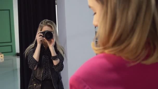 Fotografenarbeit Backstage Shooting Professionelle Fotoshooting Frauen Mit Professionellem Equipment Arbeitsplatz — Stockvideo