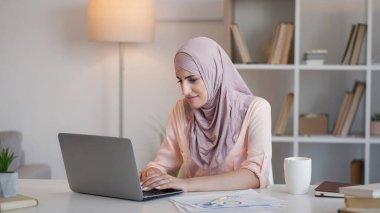 Uzaktan serbest çalışan. İnternet araştırması. Bilgisayarda yazan mutlu iş kadını çalışanı modern ofis masası işyerinde internette geziniyor..