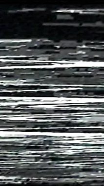 Dikey video. Arıza dokusu. Eski bir televizyon çarpıtması. Siyah beyaz gerçek statik gürültü koyu soyut serbest alan arkaplan kümesi 8 'i kaplar.
