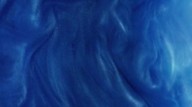 Parlak sıvı dokusu. Mürekkep suyu. Mavi renkli parlak parçacıklar sisli boya sıçramalı girdap dinamik yaratıcı soyut arkaplan.