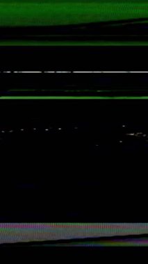 Dikey video. Analog gürültü. VHS kaseti geri sar. Yeşil beyaz gerçek tahıl çizgileri koyu siyah soyut serbest alan arkaplanı üzerinde titreşir..