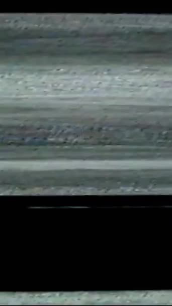バーティカルビデオ リアル グリッチ 信号はない 古いテレビのノイズ ホワイトグリーンパープルカラーフリッカーグレーンライン ダークブラック抽象フリースペース背景にアーティファクト — ストック動画