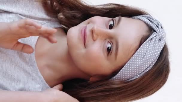 Vídeo Vertical Sonríe Belleza Infantil Alegre Encantado Linda Niña Acariciando — Vídeos de Stock
