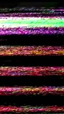 Dikey video. Analog hatası. VHS sesi. Eski bir televizyon çarpıtması. Yeşil kırmızı beyaz yanıp sönen çizgiler koyu siyah soyut boş alan arkaplanı üzerinde gerçek eserler.