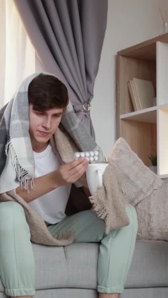 Vertikales Video Häusliche Medizin Krankheitsbehandlung Müder Mann Mit Viruserkrankung Plaid — Stockvideo
