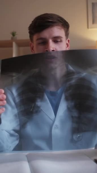 垂直录像 放射科医生医疗诊断 专业医疗保健 网上预约 在医院工作空间虚拟会议上进行肺X光检查的医生 — 图库视频影像