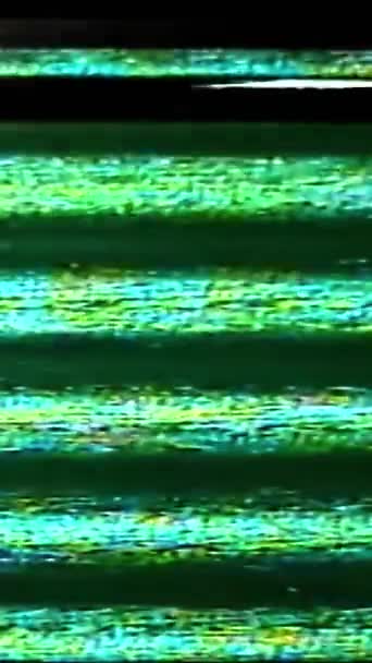 バーティカルビデオ アナログノイズ 信号歪みについて Vhsレコーダーグリーンオレンジ色ストライプ ダークブラック抽象フリースペースの背景にリアルフリッカーグリッチ — ストック動画