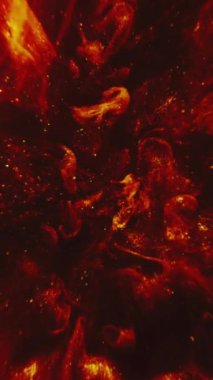 Dikey video. Kıvılcımlar. Enerji akışı. Hipnotik çözünmüş turuncu altın parıldayan parlak sıvı mürekkep siyah boya sıvısına yayılıyor soyut sanat eserlerine..