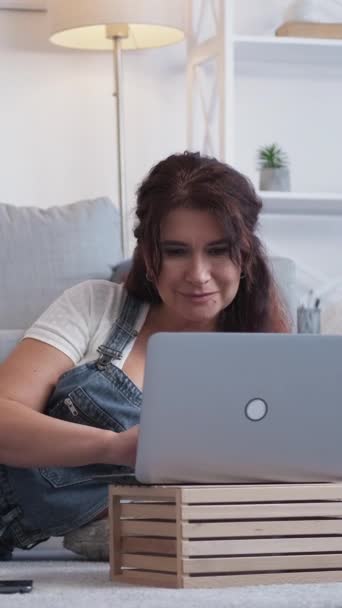 Lodret Video Virtuelt Liv Lykkelig Kvinde Computerteknologi Midaldrende Smilende Dame – Stock-video