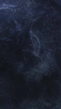 Dikey video. Renkli duman arka planı. Sihirli gece. Koyu gri parıltı buharı hipnotik gökyüzü parıldayan yıldızlar hava akışı bulut gizemli fantezi soyut sanat girdabı.
