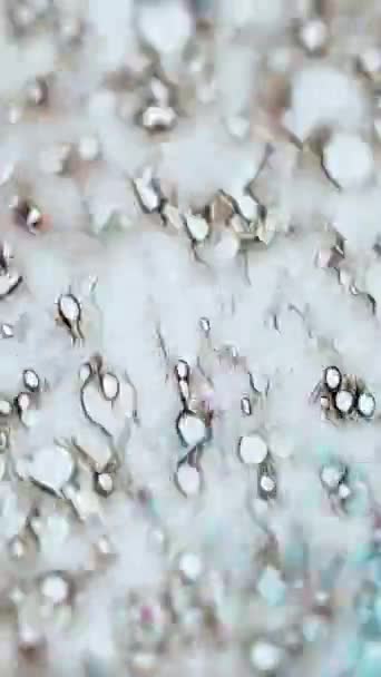 Vídeo Vertical Textura Burbujas Gotas Fluyen Líquido Mareado Desenfoque Marrón — Vídeo de stock