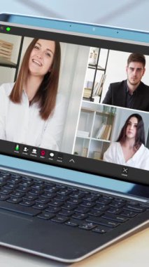 Dikey video. Online işbirliği. Grup uzaktan toplantısı. İnternet işi sunum konferansında profesyonel kadın erkek takımı sanal ofisteki laptop ekranında.