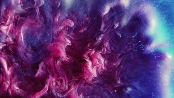 Een Kleurenexplosie Verf Plons Het Water Paars Blauw Roze Glitter — Stockvideo