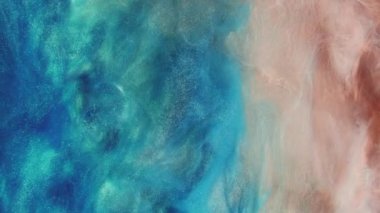 Suda boya karışımı. Pırıltılı sis. Deniz dalgası. Gül mavisi renkli parlak mürekkep akışı tanecikleri karıştırır yaratıcı soyut sanat arkaplanı dokusu.