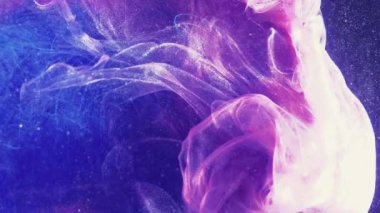 Su altı boyası. Renk dumanı. Pembe mavi parlak mürekkep damlası soyut sanat arka planında suda yüzüyor..