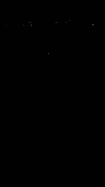 Dikey video. Analog arızası. Tahıl dokusu, televizyon sinyali bozulması. Siyah soyut boş alan arkaplanı üzerinde beyaz mavi renkli statik gürültü.