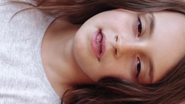 Dikey video. Uykucu çocuk. Uykulu çocuk. Yorgun, bitkin, dağınık saçlar esnemiş yüzler ve beyaz arka planda izole edilmiş avuçlar..
