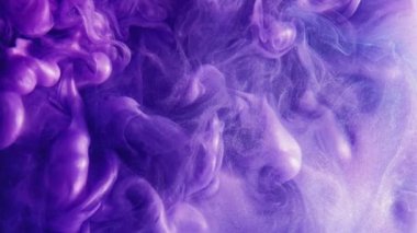 Parlak mürekkep sıçraması. Renk dumanı. Mor parlayan parlak buhar bulutu dokusu hareketi soyut sanat arkaplanını ortaya çıkarıyor.
