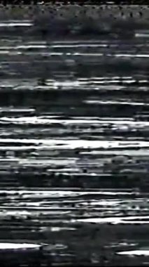 Dikey video. Gerçek bir arıza. Analog bozulması. Sinyal kötü. TV ekranı siyah beyaz statik gürültü objeleri karanlık soyut kopyalama alanı arkaplanı.