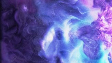 Parlak sıvı sıçraması. Mürekkep damlası. Pembe mor renkli parıldayan parlak duman bulutu hareketi yaratıcı soyut sanat arkaplanı.