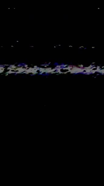 バーティカルビデオ アナロググリッチ Vhs歪みについて シグナルエラー テレビチャンネルグレーブルーグリーンカラーグレーンノイズフリッカーダークブラック抽象フリースペース背景 — ストック動画