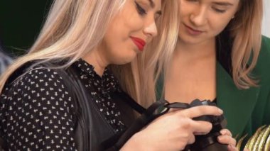 Fotoğraf tartışması. Fotoşopu seçiyorum. Sahne arkası moda fotoğrafçılığı fikirleri kız fotoğrafçı ve model iletişimi stüdyoda.