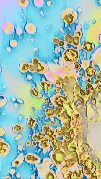 バーティカルビデオ ペイントドロップ インクスプラッター ホログラムグラデーション 水抽象アート背景のブルーイエローピンク色染料スプラッシュミックスモーション — ストック動画