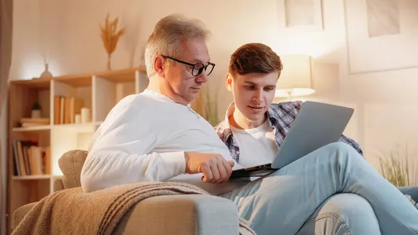 Araması Aile Desteği Nternet Teknolojisi Baba Oğlunun Odasıyla Birlikte Dizüstü — Stok fotoğraf