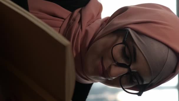Вертикальне Відео Книжкове Дозвілля Читання Студента Усміхнена Зосереджена Жінка Хіджабі — стокове відео