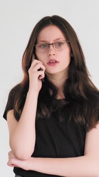 バーティカルビデオ モバイル紛争 クォーレル コール コミュニケーション問題の議論 ホワイトで孤立した電話で話す問題を議論する騒々しい女性 — ストック動画
